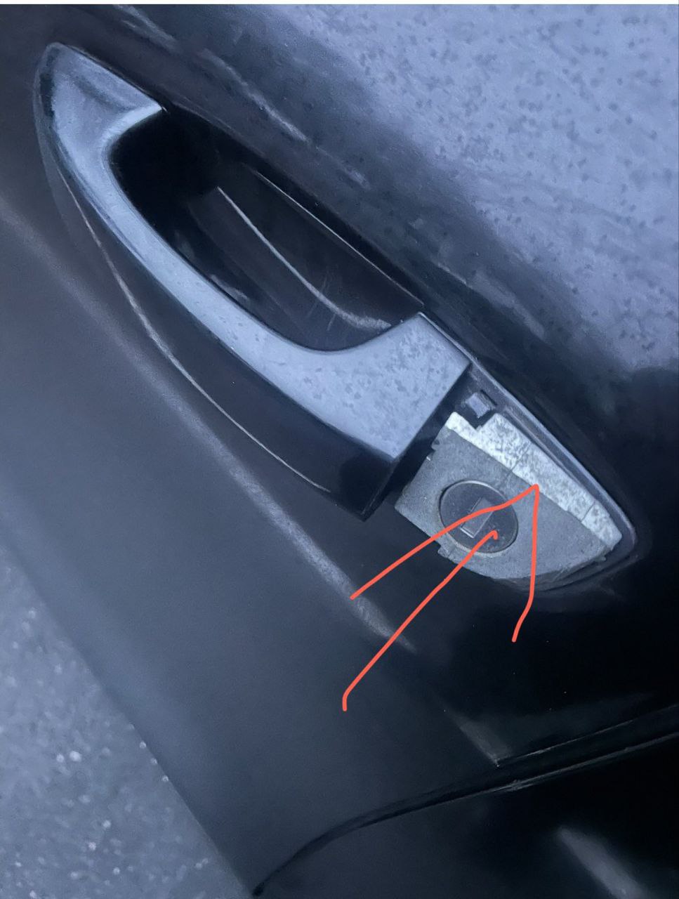 заглушку замка водительской двери Volkswagen 2011 р. 