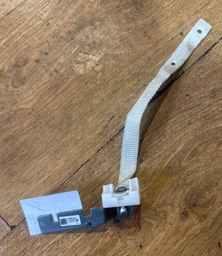 кріплення потолку задне праве Tesla 2020 р. 