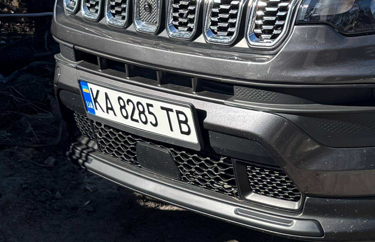 подіум для номера Jeep Compass 