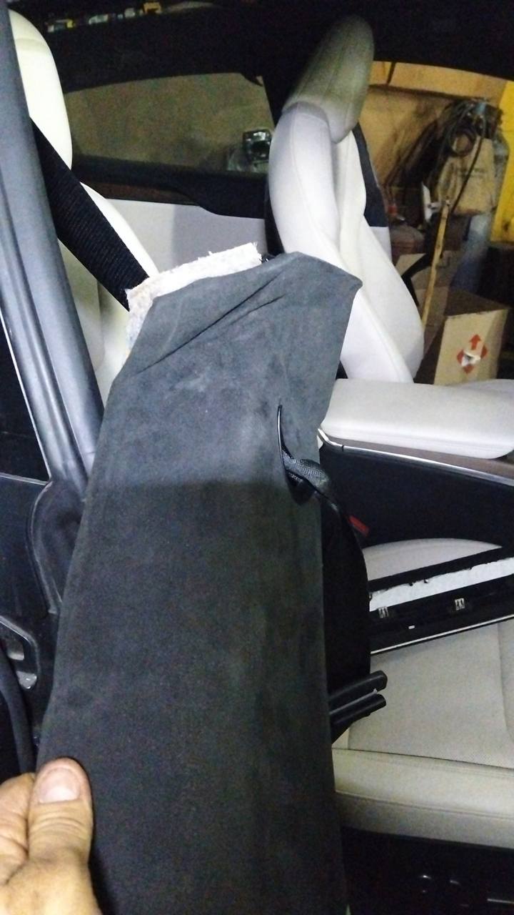 накладка правої центральної стійки Tesla Model S 2022 р. 