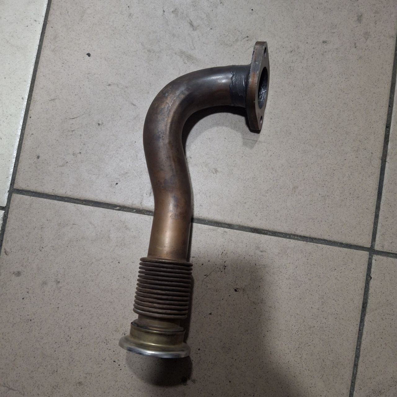 трубка між турбіною та клапаном EGR 