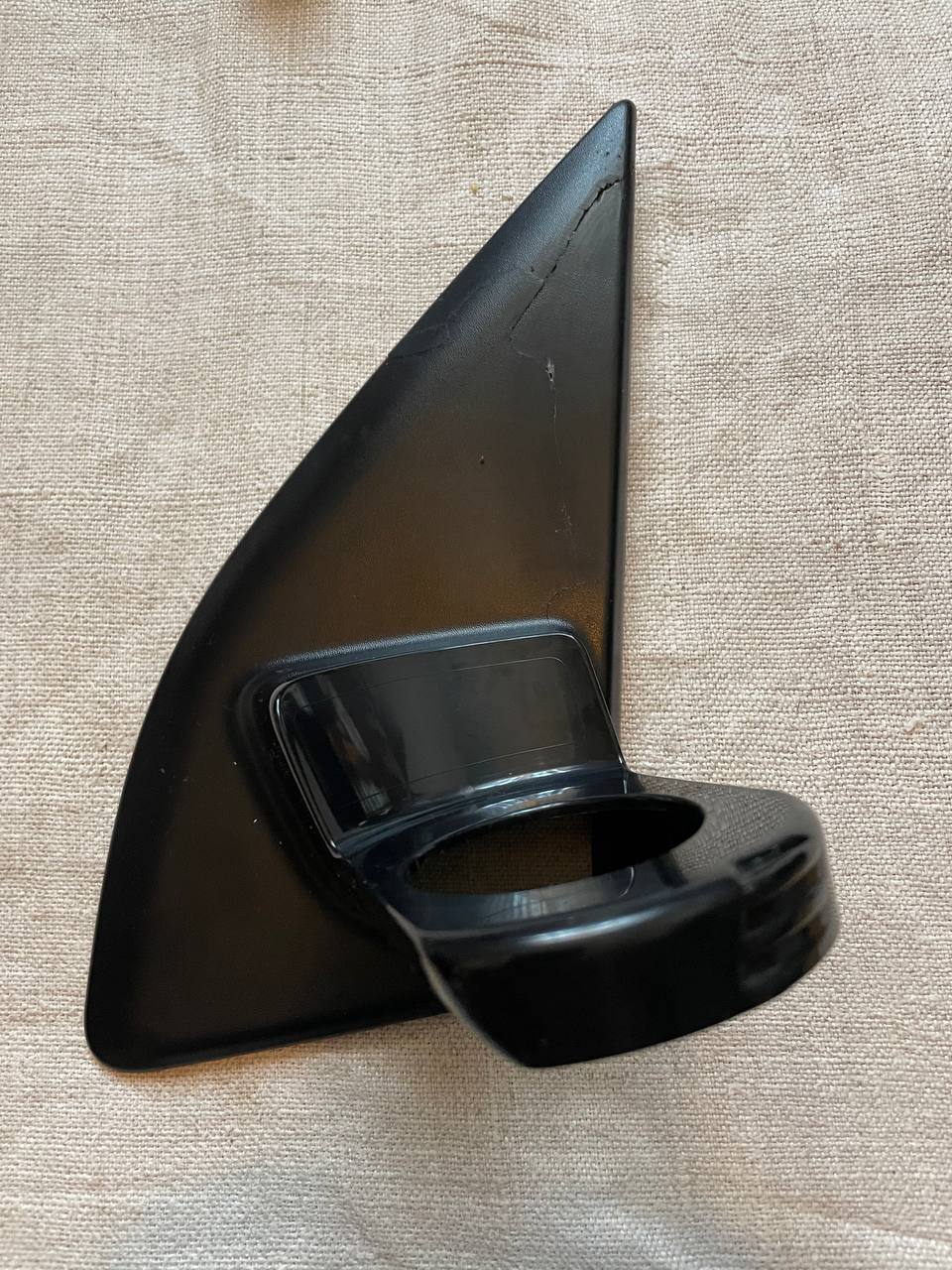 пластик з ніжки-кріплення водійського дзеркала Mitsubishi 