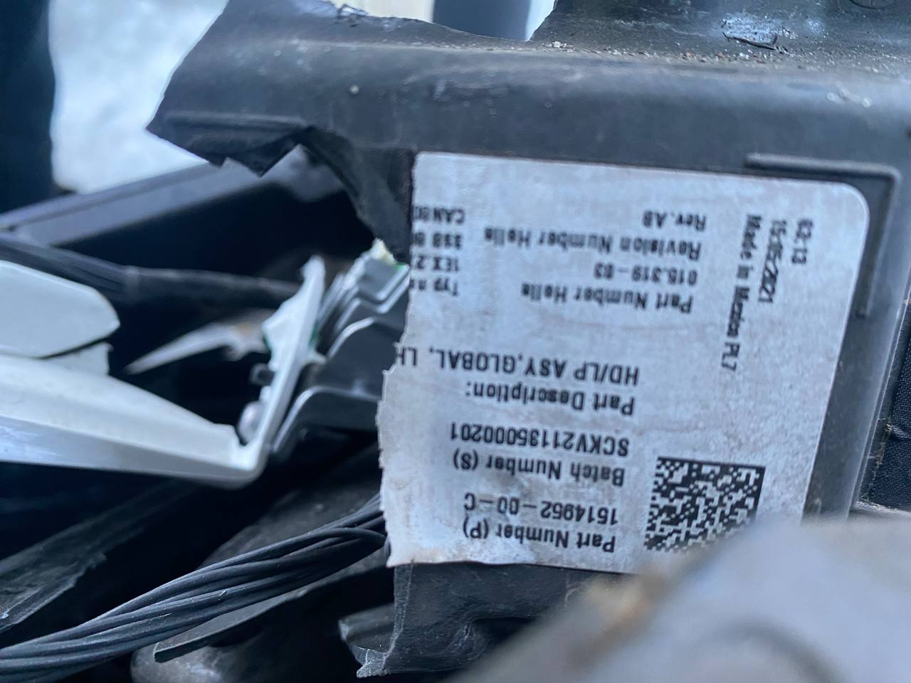 ліва фара Tesla 2021 р. 