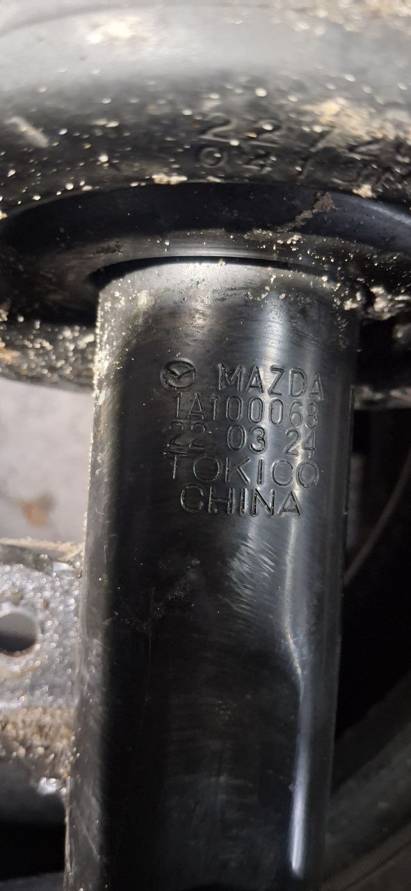 правого переднього амортизатора Mazda 3 2019 р. 