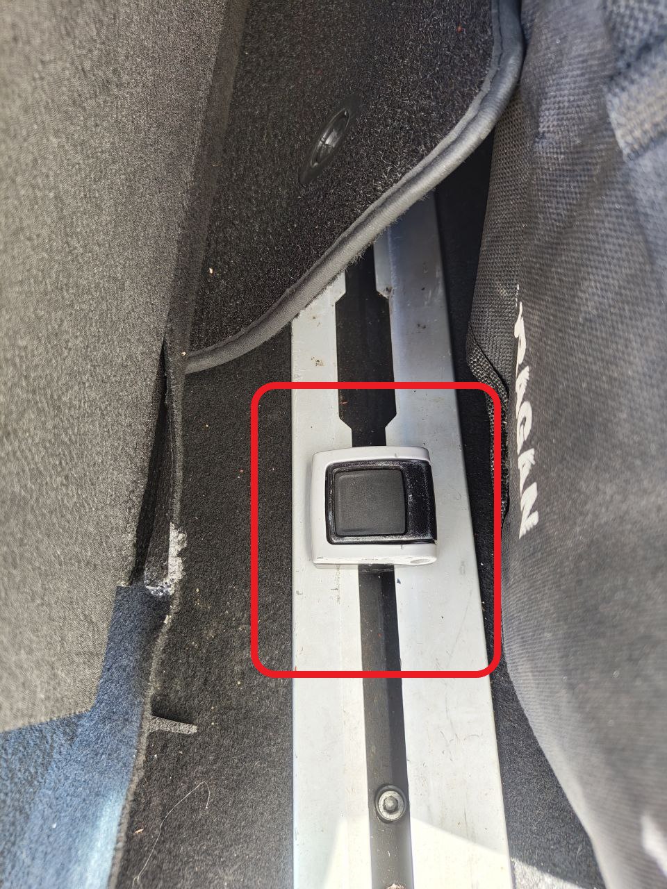 крюк для кріплення сітки Alfa Romeo Stelvio 