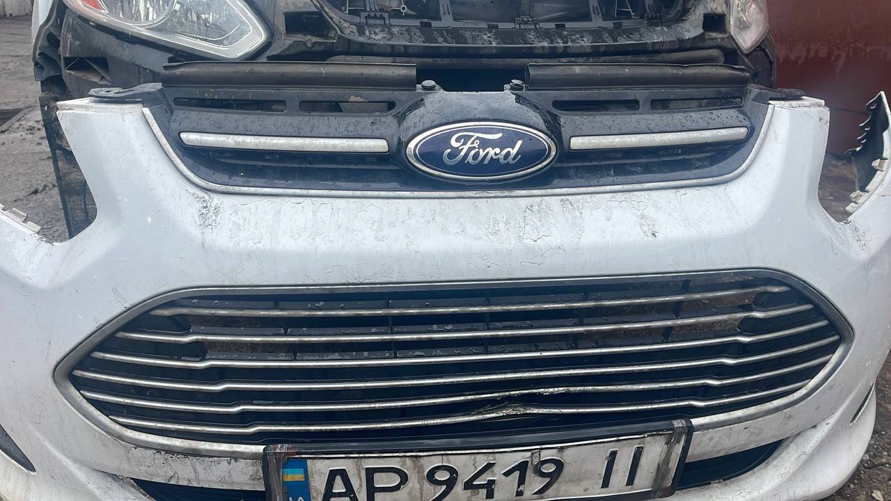 хромированную решетку Ford C-Max 2013 р. 
