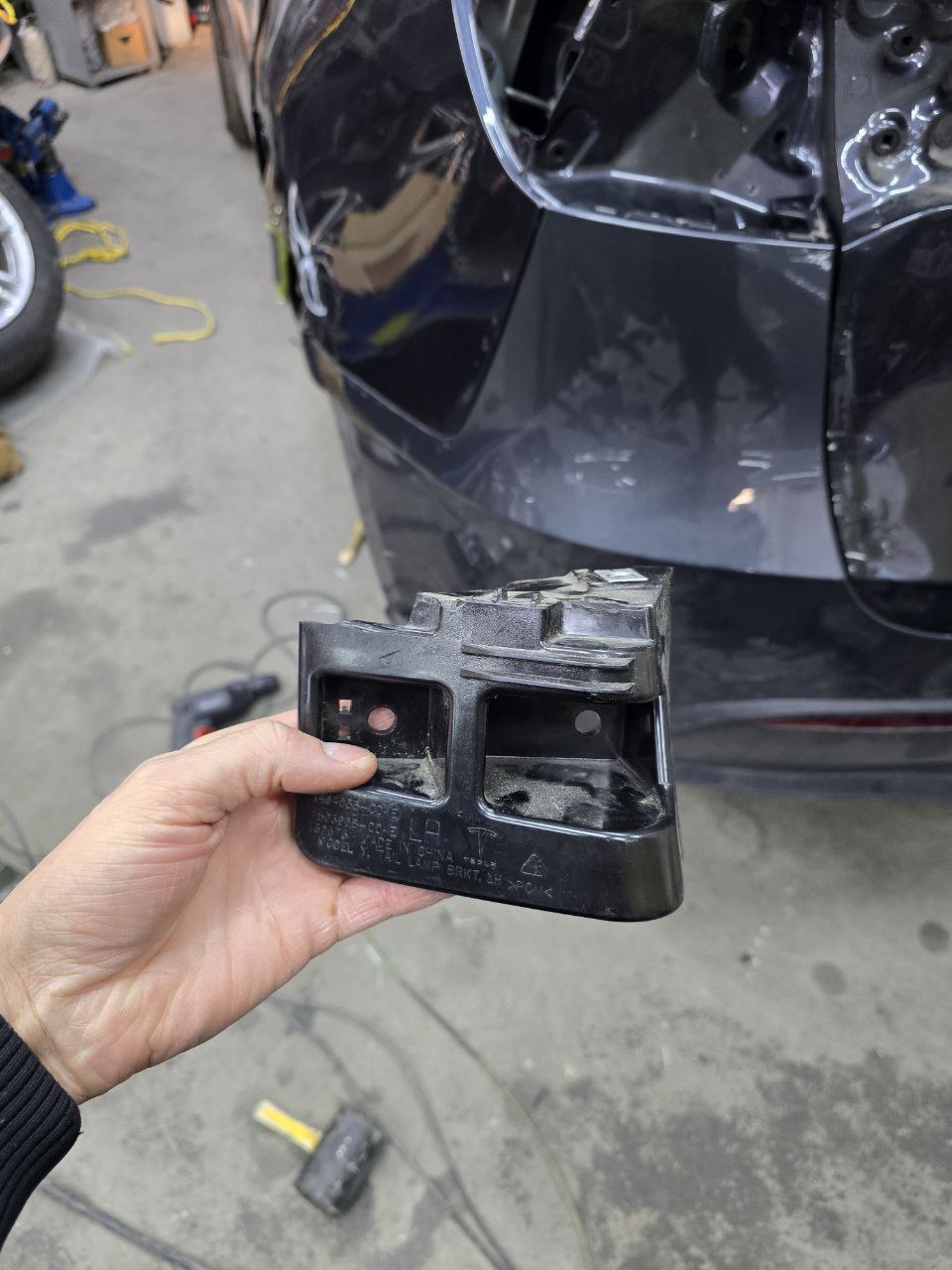 лівий кронштейн заднього бампера 