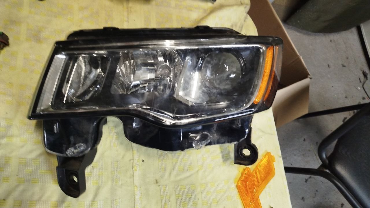 Купити права фара галоген Jeep Grand Cherokee 