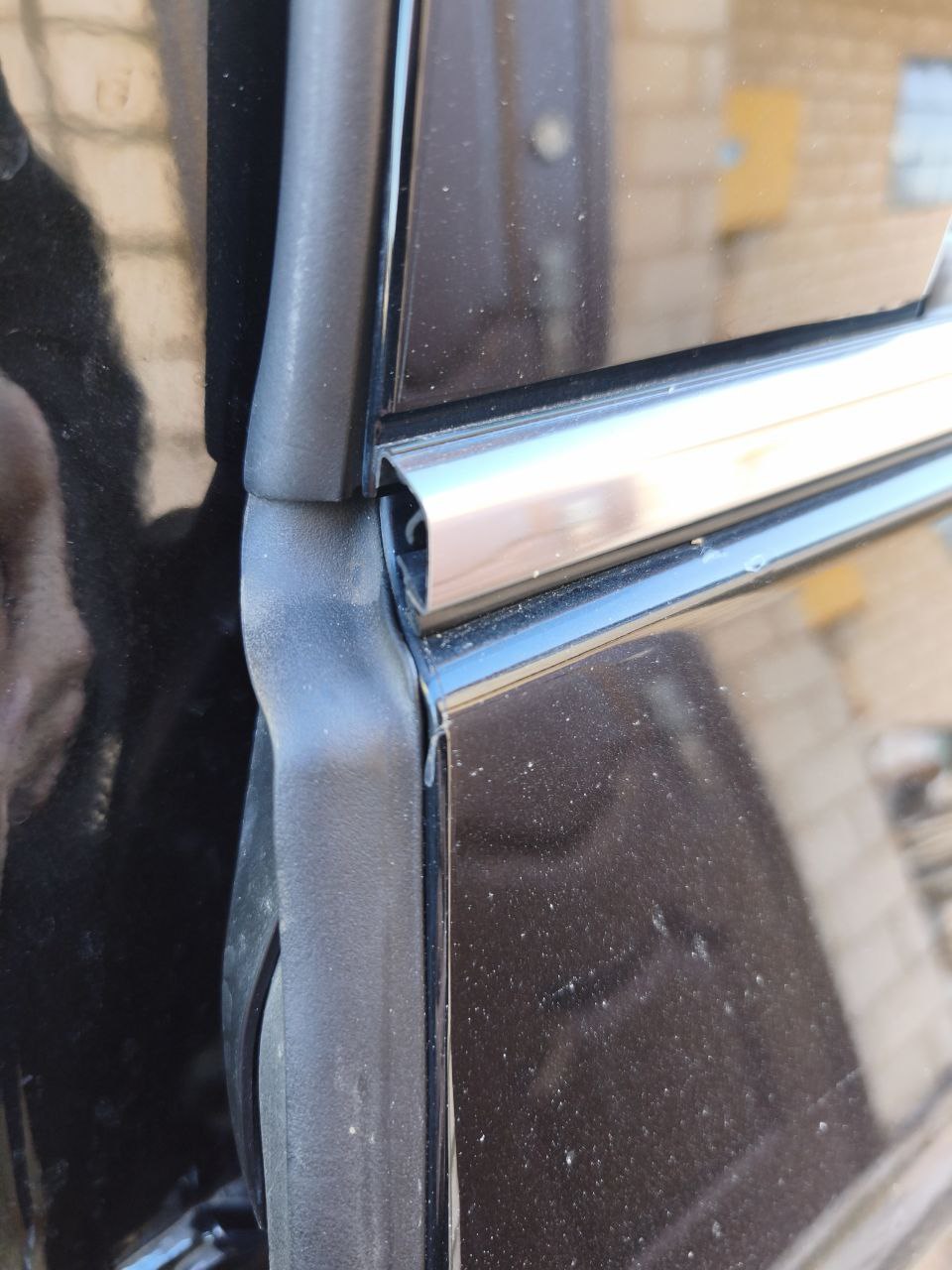 заглушка молдінгу вікна задньої лівої двері Mazda 