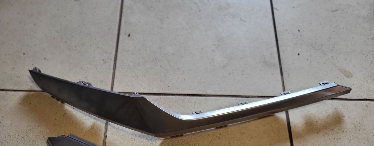 лівий молдінг бампера Kia Niro 2023 р. 