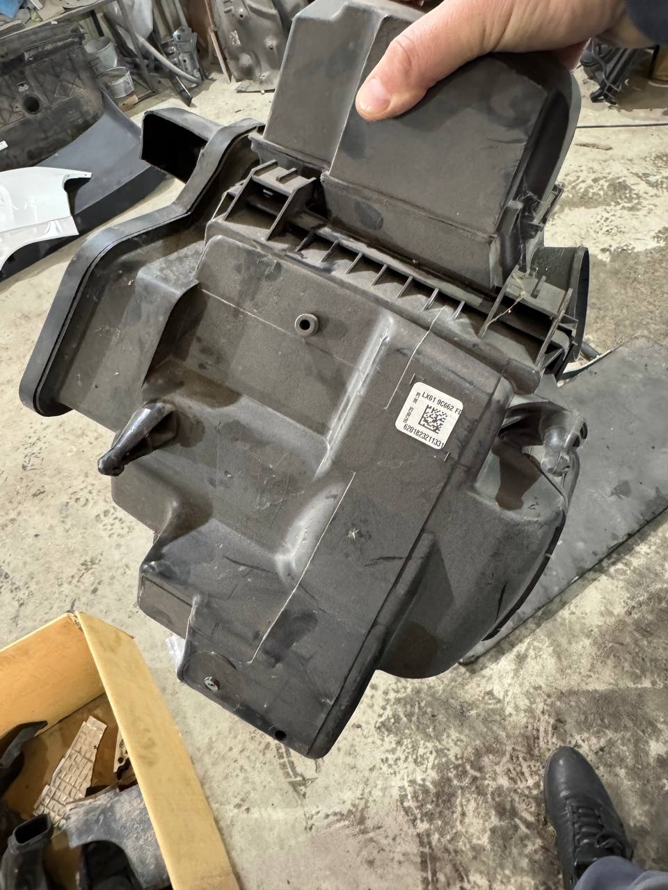 низ корпуса воздушного фильтра Ford Escape 2022 р. 