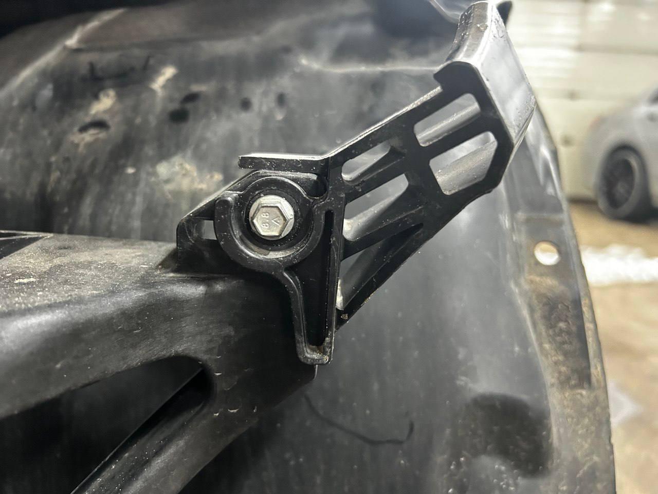 правый маленький кронштейн бампера Tesla 