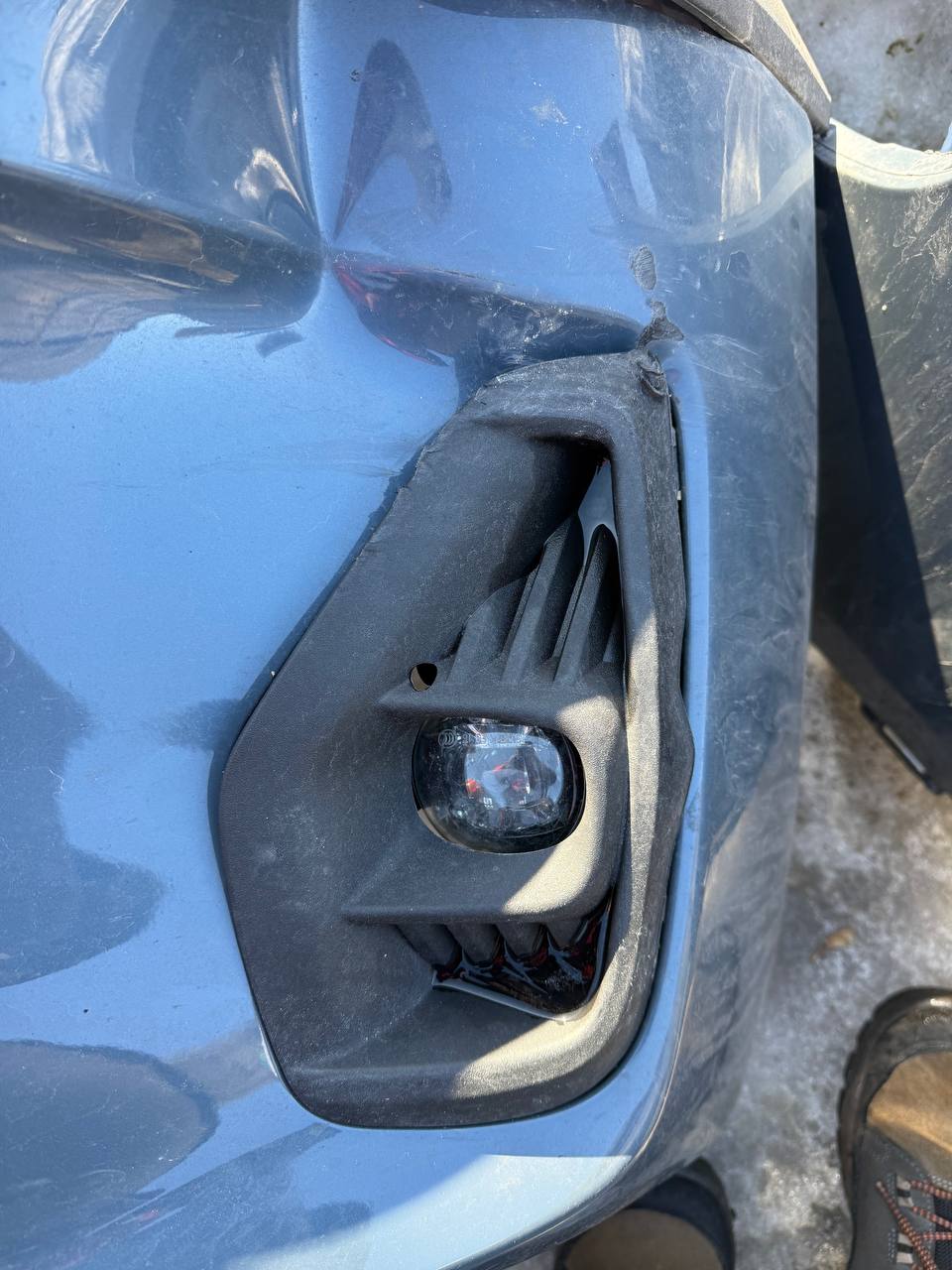 передню праву заглушку під туманку Ford Escape 2023 р. 