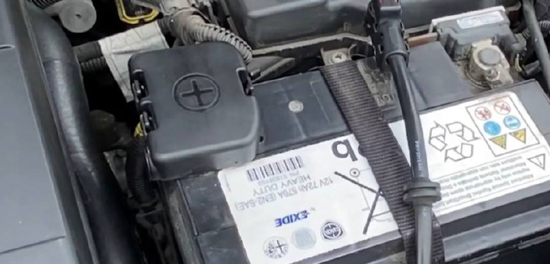 кришка на плюсову клему Alfa Romeo Giulietta 