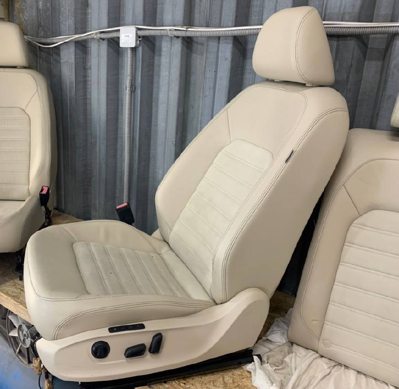 пасажирське сидіння Volkswagen з алькантарою 