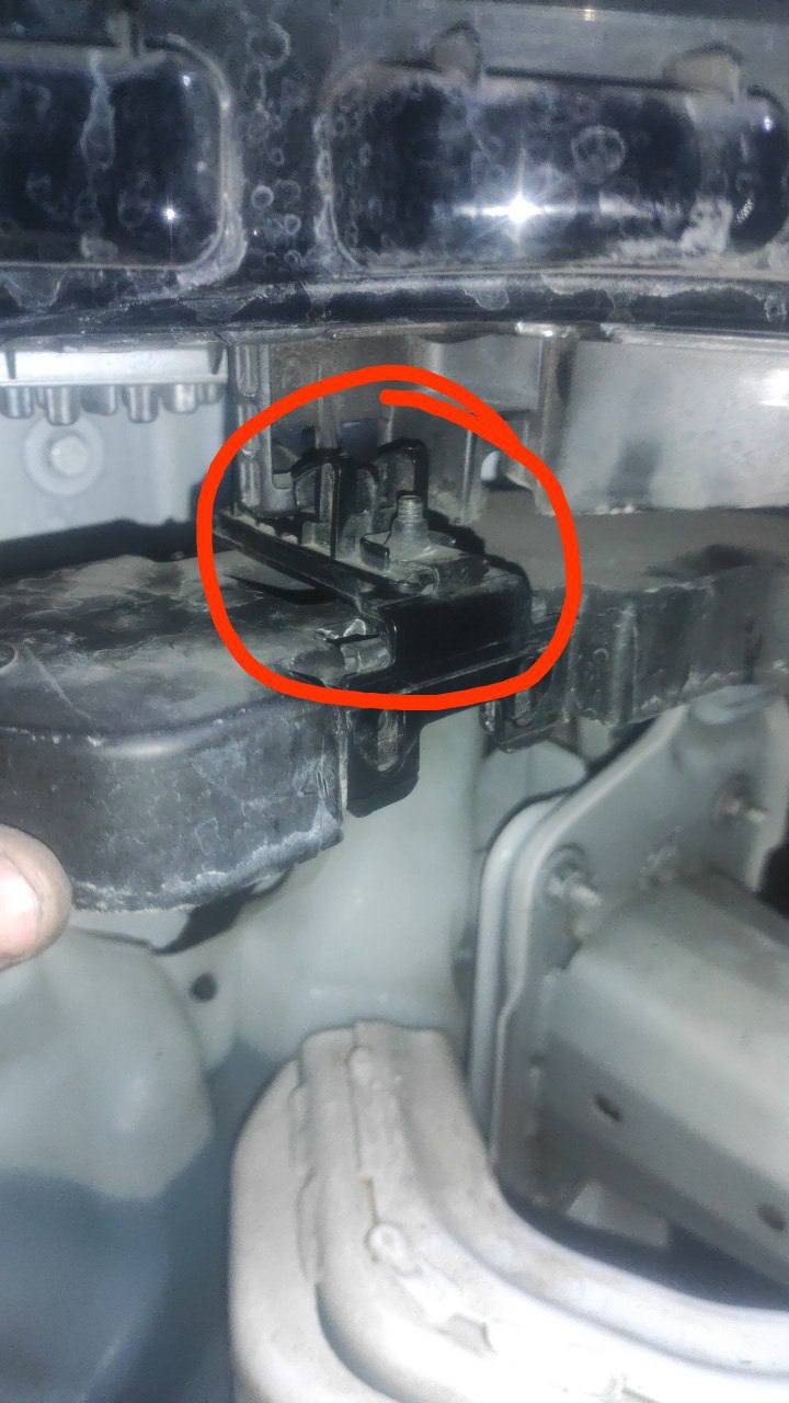 кронштейн кріплення фари Ford 