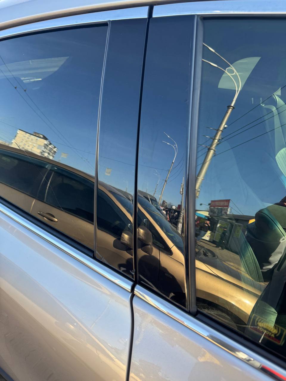 скло дверей зад праве Toyota Venza 