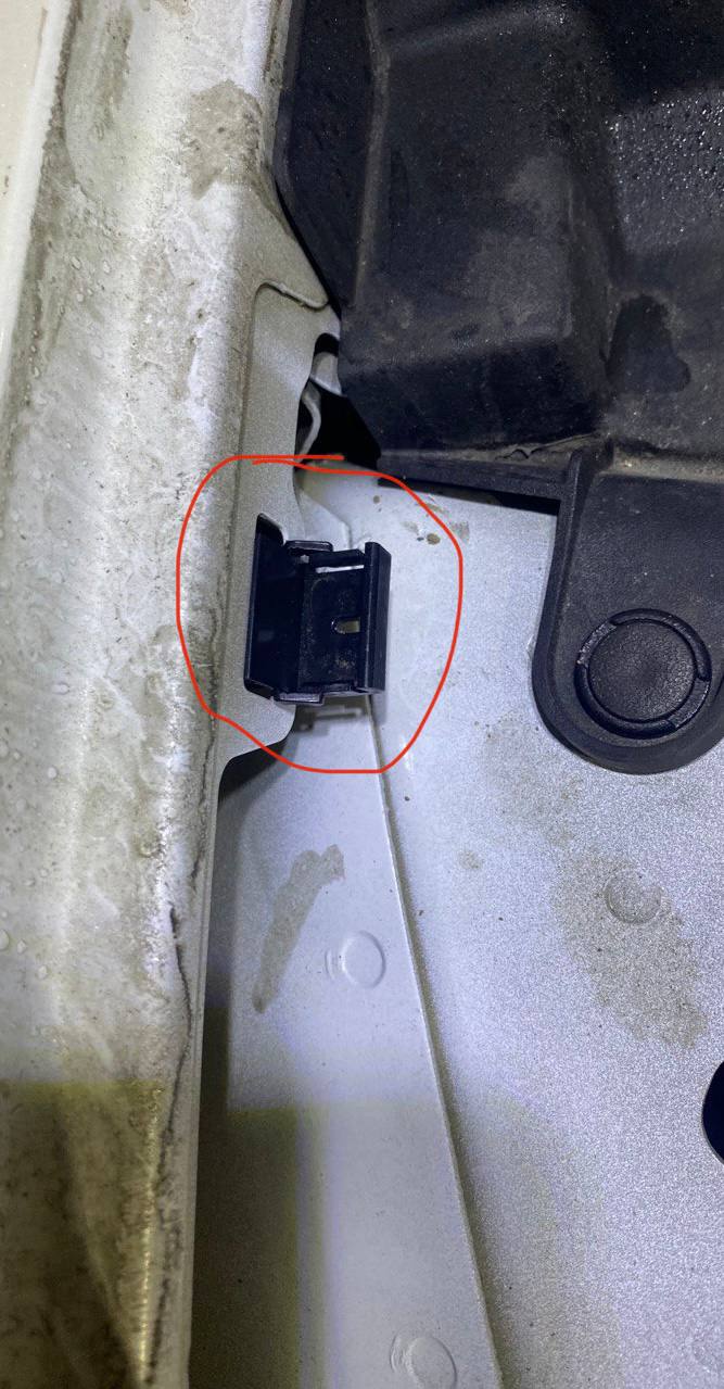 підсилювач заднього бампера Tesla Model 3 