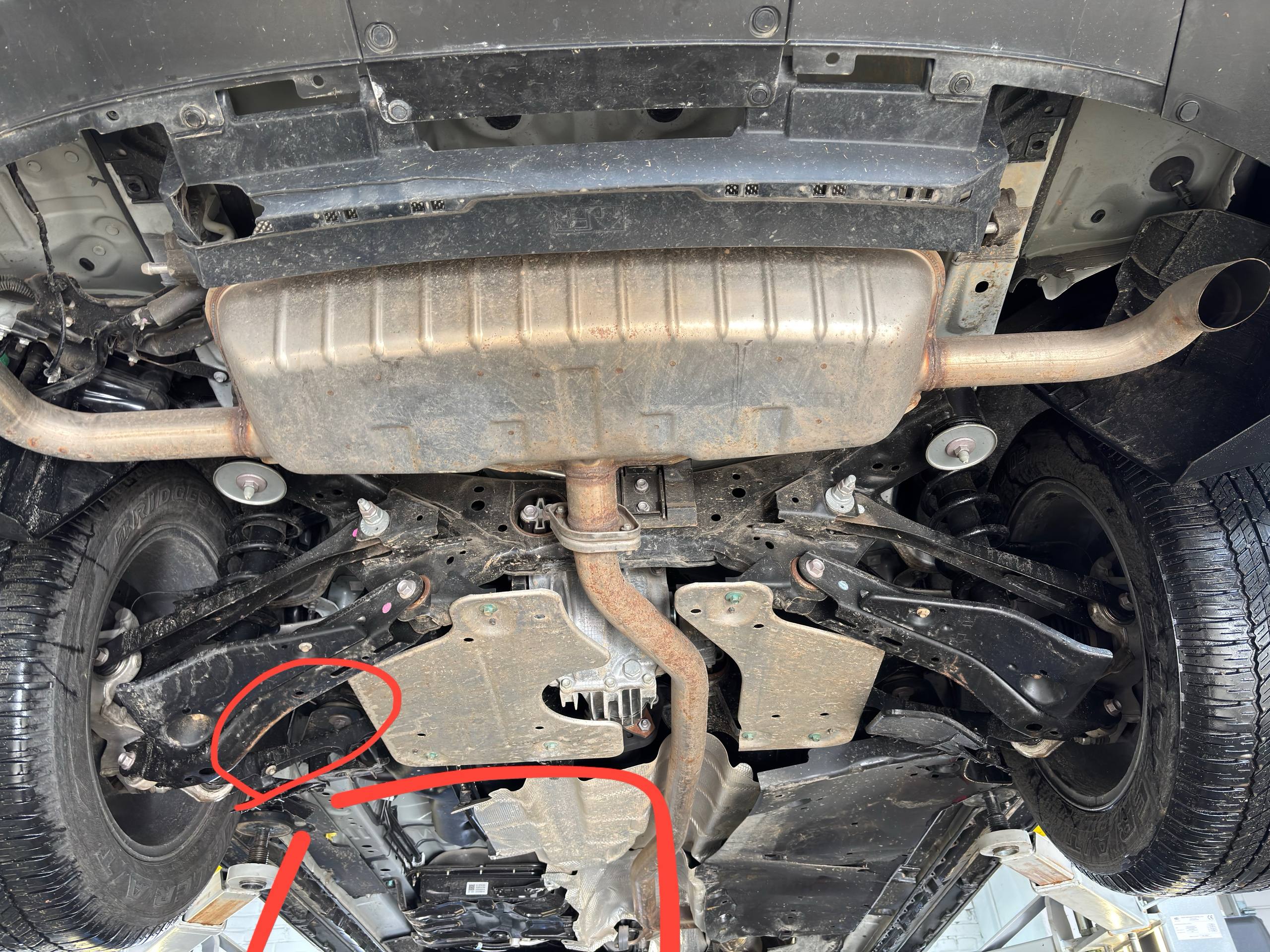 пластикова захист лівого заднього колеса Mazda 