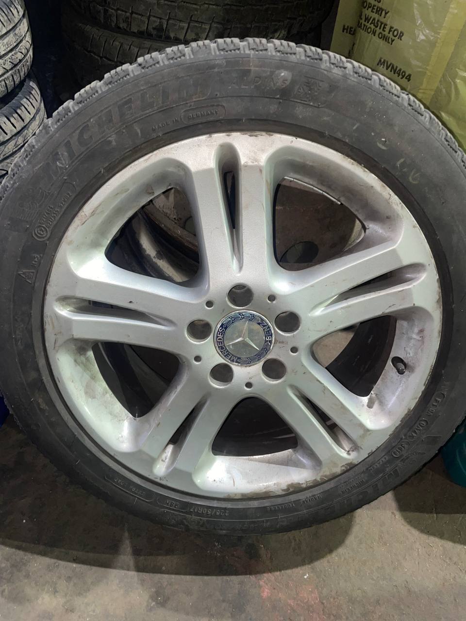 деталь із зображення АЗЛК 