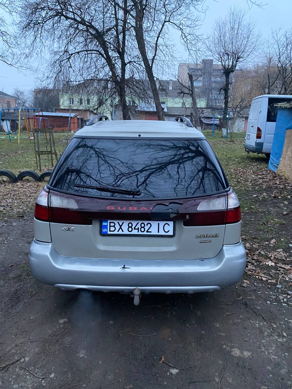 червону пластмасу Subaru 1999 р. 