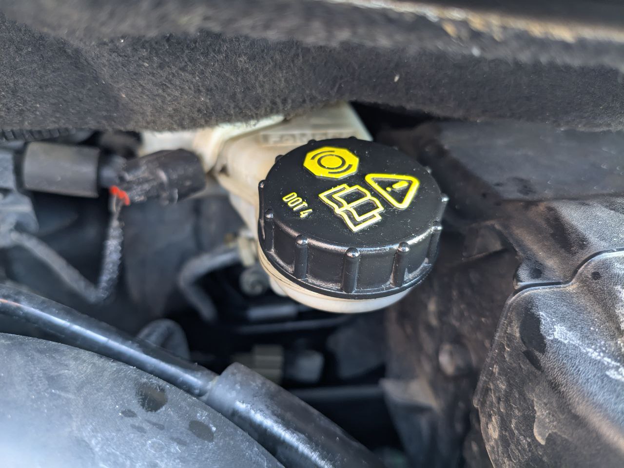 Купити кришка бачка гальмівної рідини Ford 