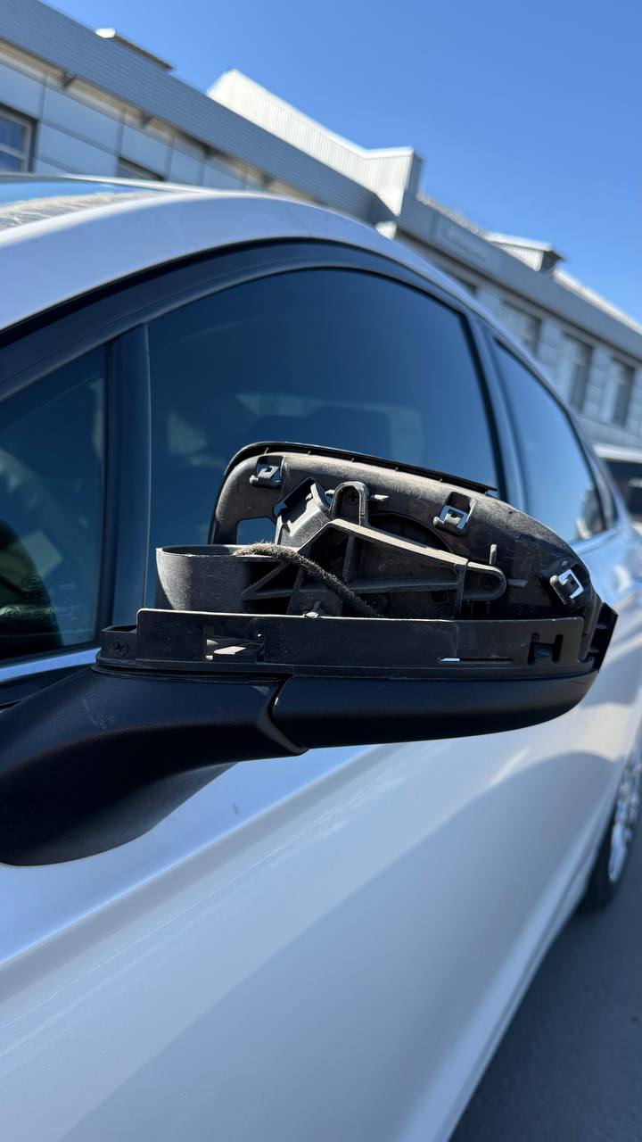 левое боковое зеркало 