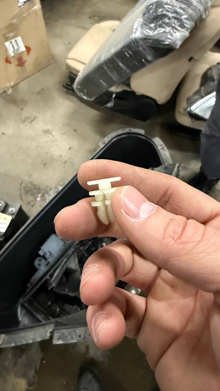 Правий малий кронштейн перед бампера Samsung 