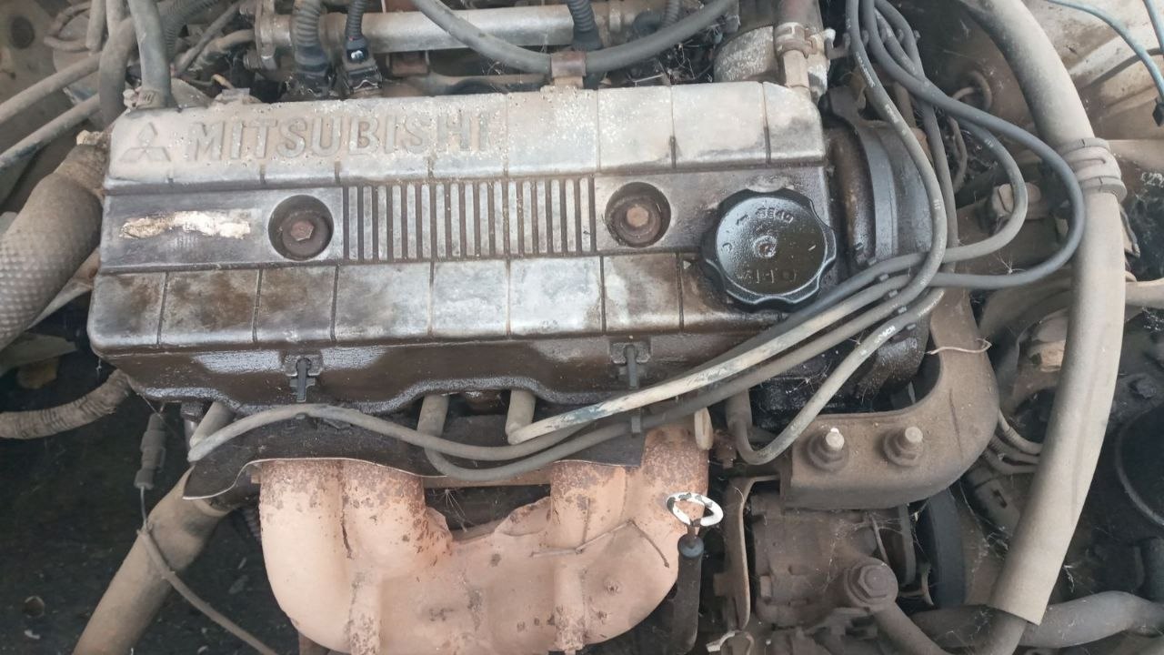 Купити кришка клапанів Mitsubishi Galant 1990 р. 