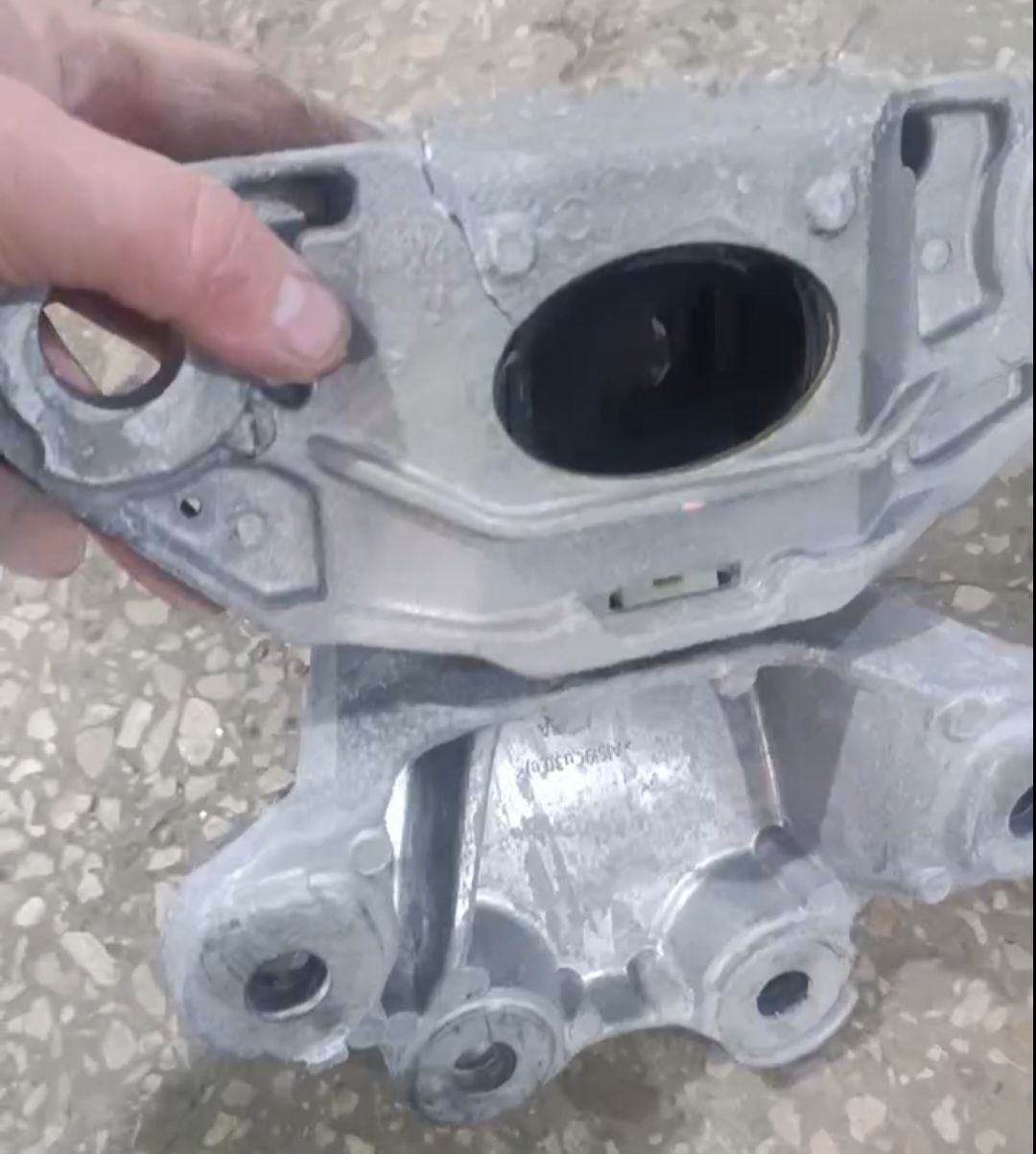 Купити подушка двигуна Ford 2023 р. 