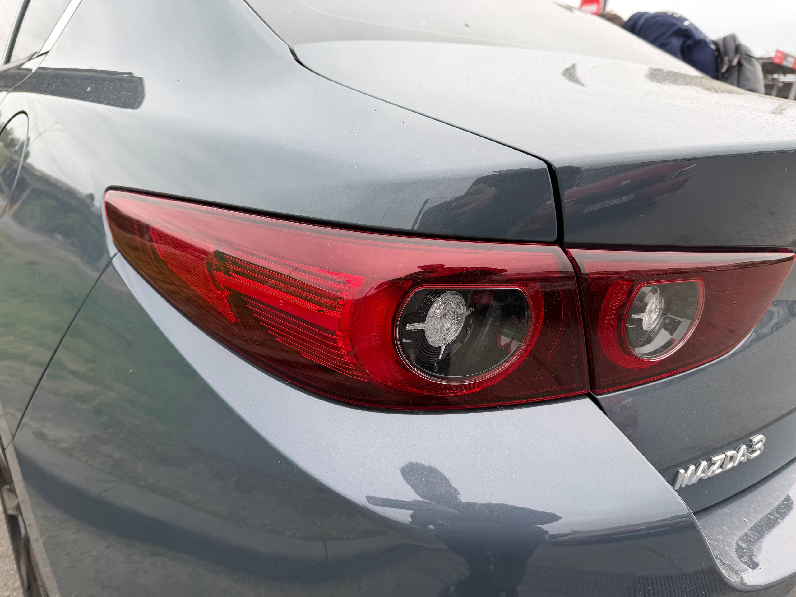 Купити задній лівий стоп Mazda 